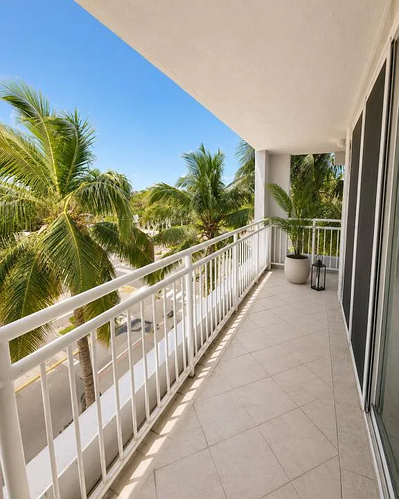 7832 Collins Ave #404