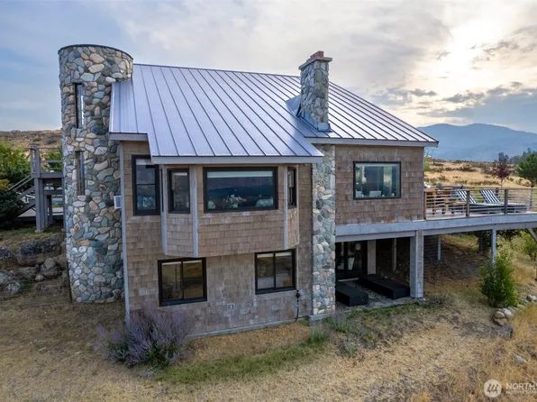8 Deer Trails Way, Winthrop, WA 98862