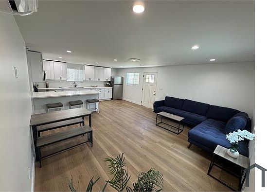 4th image of 816 E 87th Pl #75