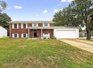 1200 Queens Trail Ln, Fenton, MO 63026