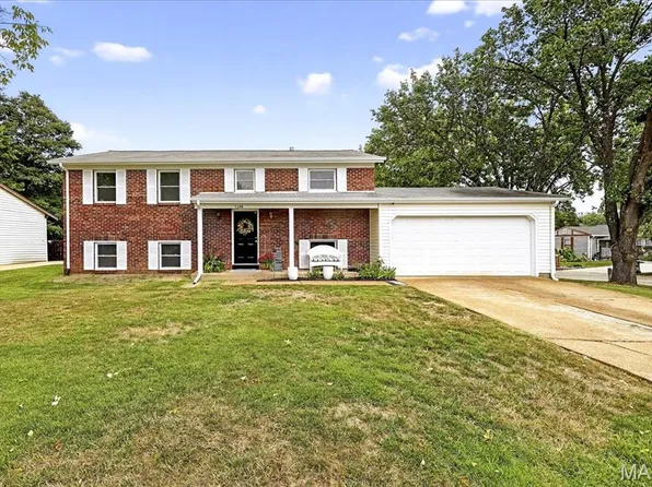 1200 Queens Trail Ln, Fenton, MO 63026