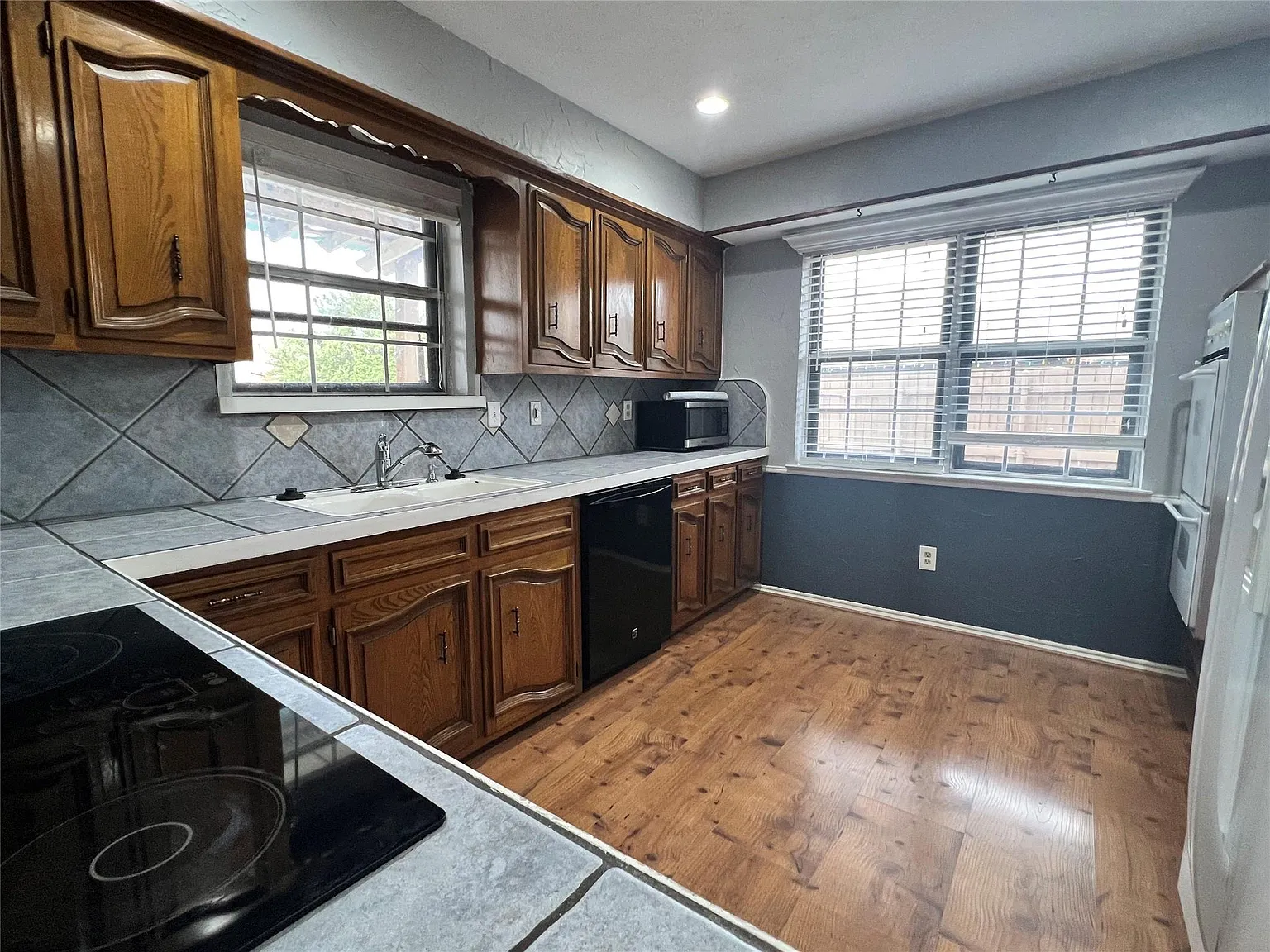 3 bed, 1635 sqft, $2,700 — Photo 2