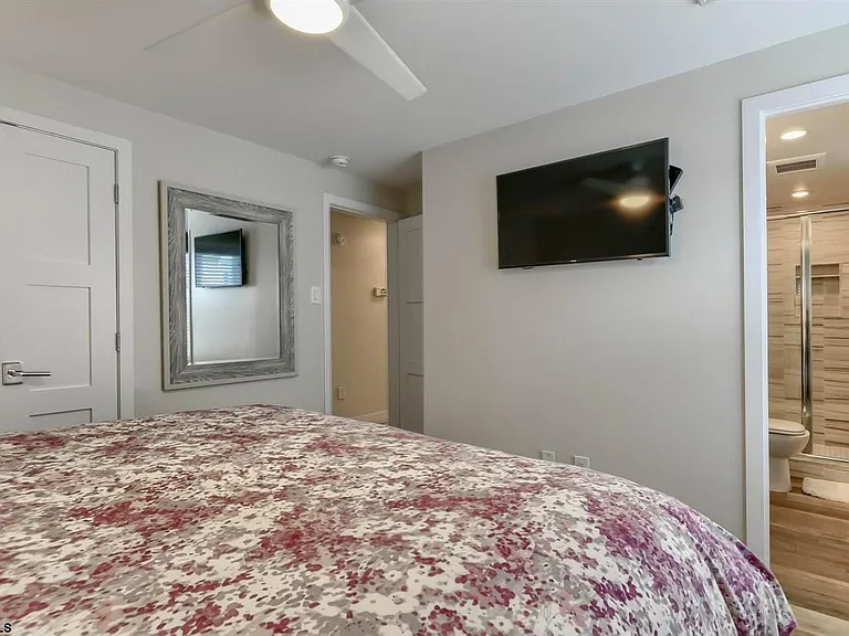 102 N Essex Ave — Photo 16