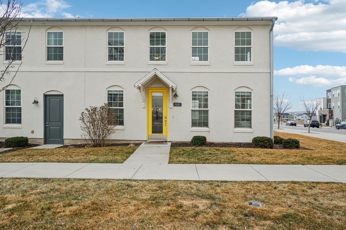 W Bowstring Way-S1302-001.jpg