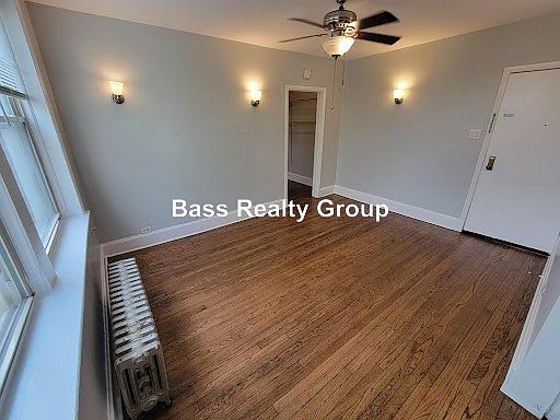 4th image of 1353 W Greenleaf Ave #309