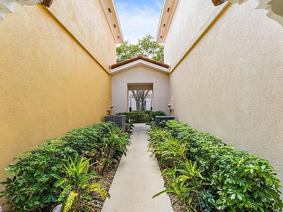 3rd image of 37 Tall Oaks Circle