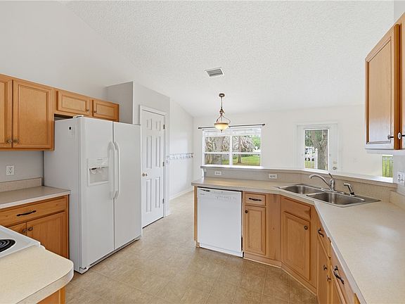 4th image of 425 Oak St