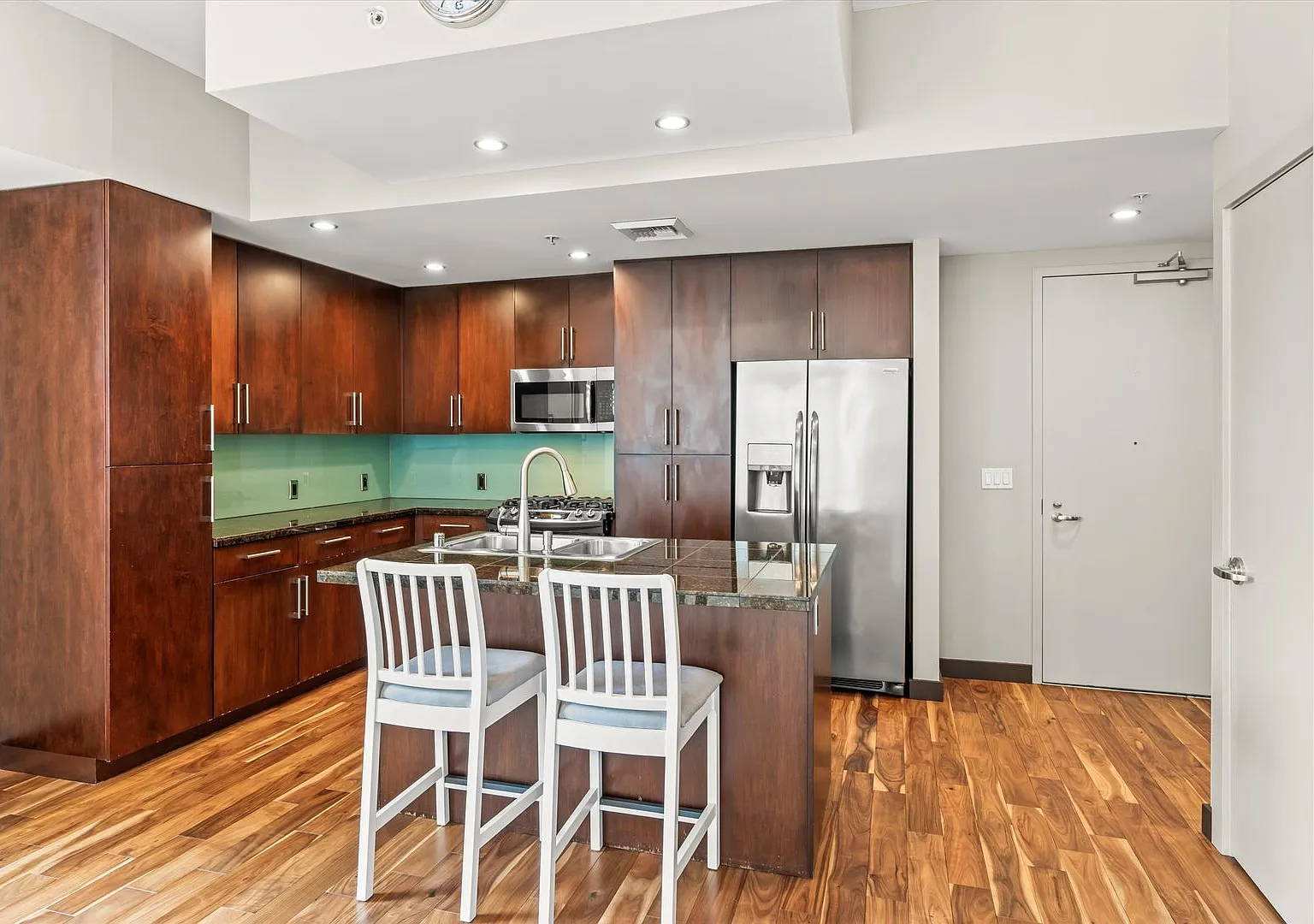 Concierge & Gym Included, 1 bed Denny Triangle condo — Photo 3