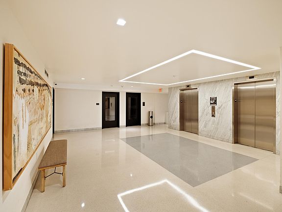 5th image of 818 N Doheny Dr APT 406