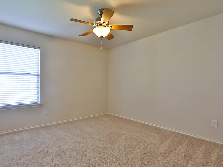 809 Robbin Cir — Photo 11