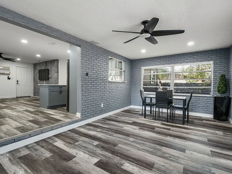 4303 W Woodlawn Ave — Photo 3