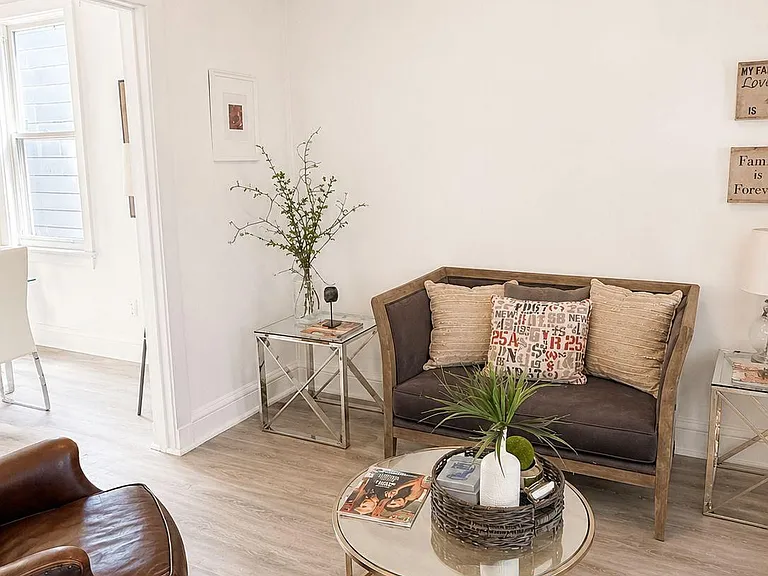 43 King Edward Ave — Photo 8