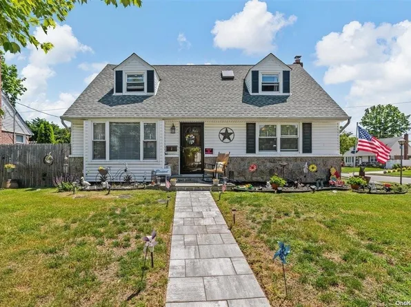 2 Cary Road, New Hyde Park, NY 11040