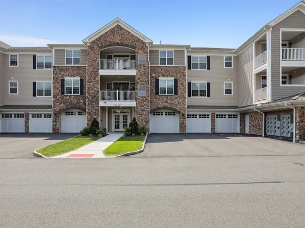 231 Brookside Court #231, Newtown, CT 06470