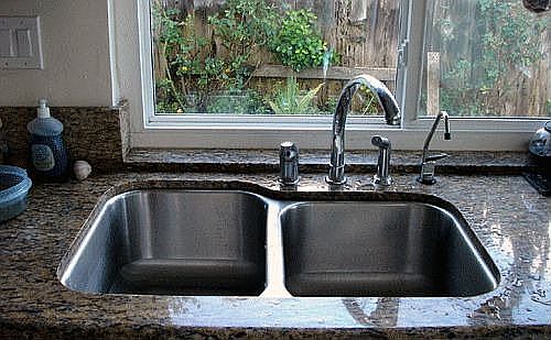UPDATED KITCHEN WITH GRANITE COUNTERTOP