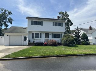 575 N Hamilton Ave, Lindenhurst, NY 11757