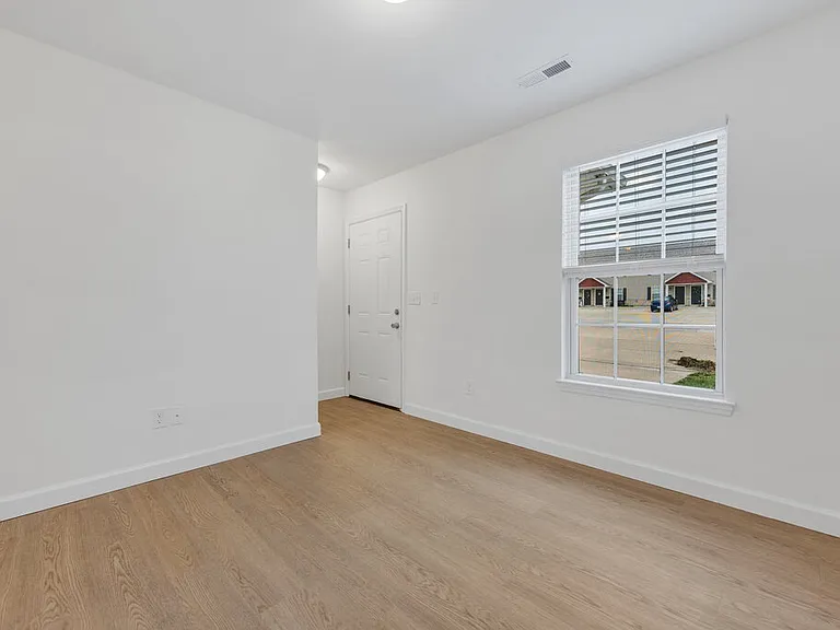 684 E College St — Photo 2