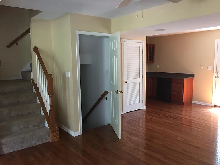 1st Fl Family Room w wet bar