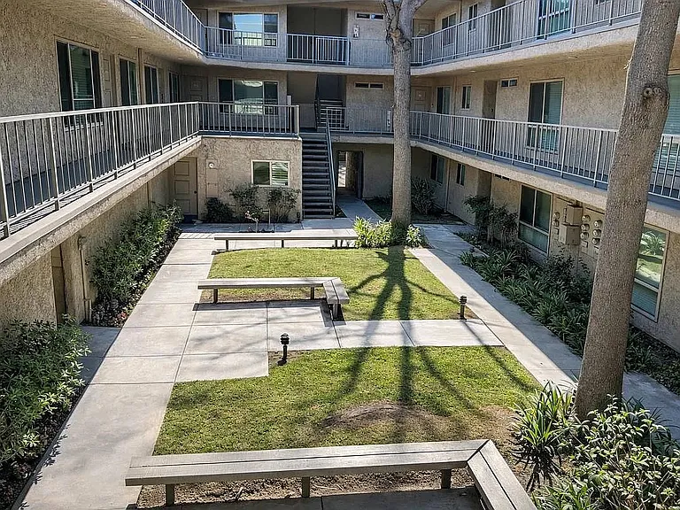 300 E Live Oak St #2E — Photo 1