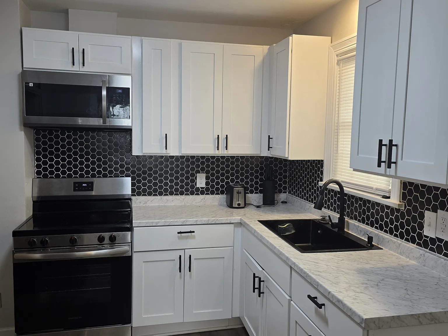 3 bed, 1.5 bath, 1361 sqft, $1,650 — Photo 2