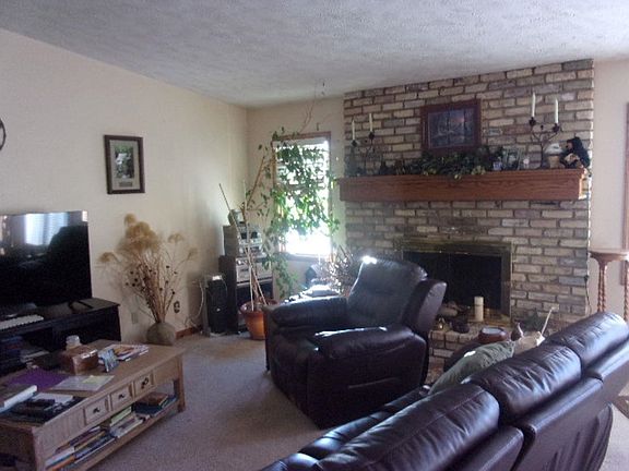 4th image of 221 Regency Ln