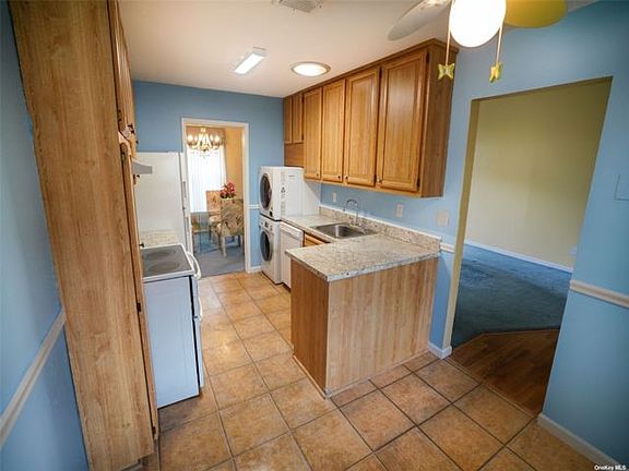 3rd image of 906 Gotham Ct S