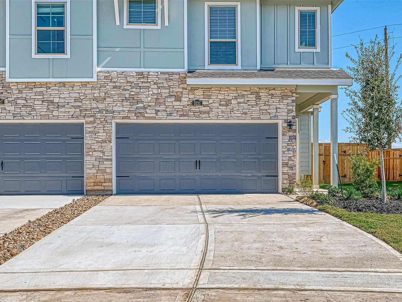 3 bed, 2.5 bath, 1824 sqft, $2,400 — Photo 1