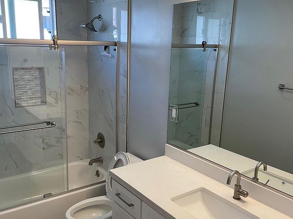 5th image of 16002 S Manhattan Pl