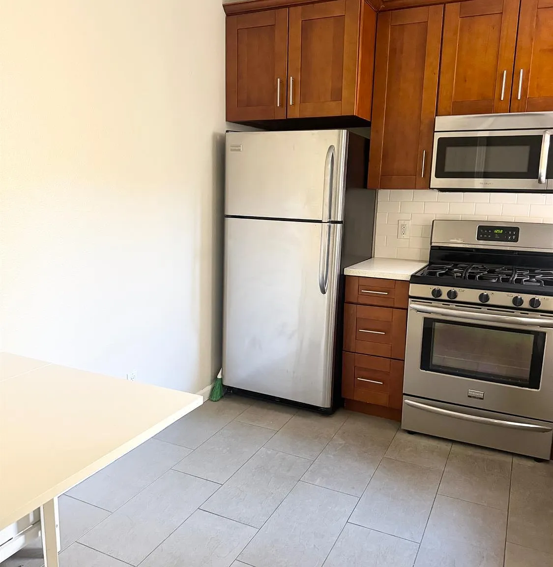 2 bed, 1.0 bath, 693 sqft, $3,250 — Photo 2