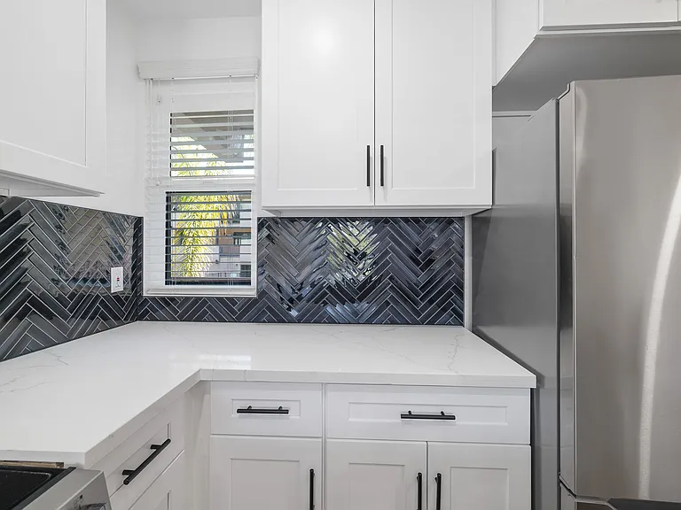Encino Country Club Apartments — Photo 30