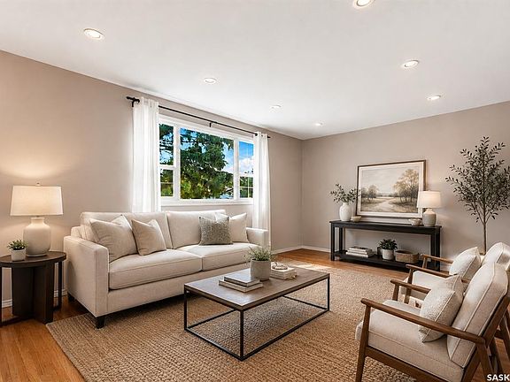 3rd image of 133 Lloyd CRESCENT