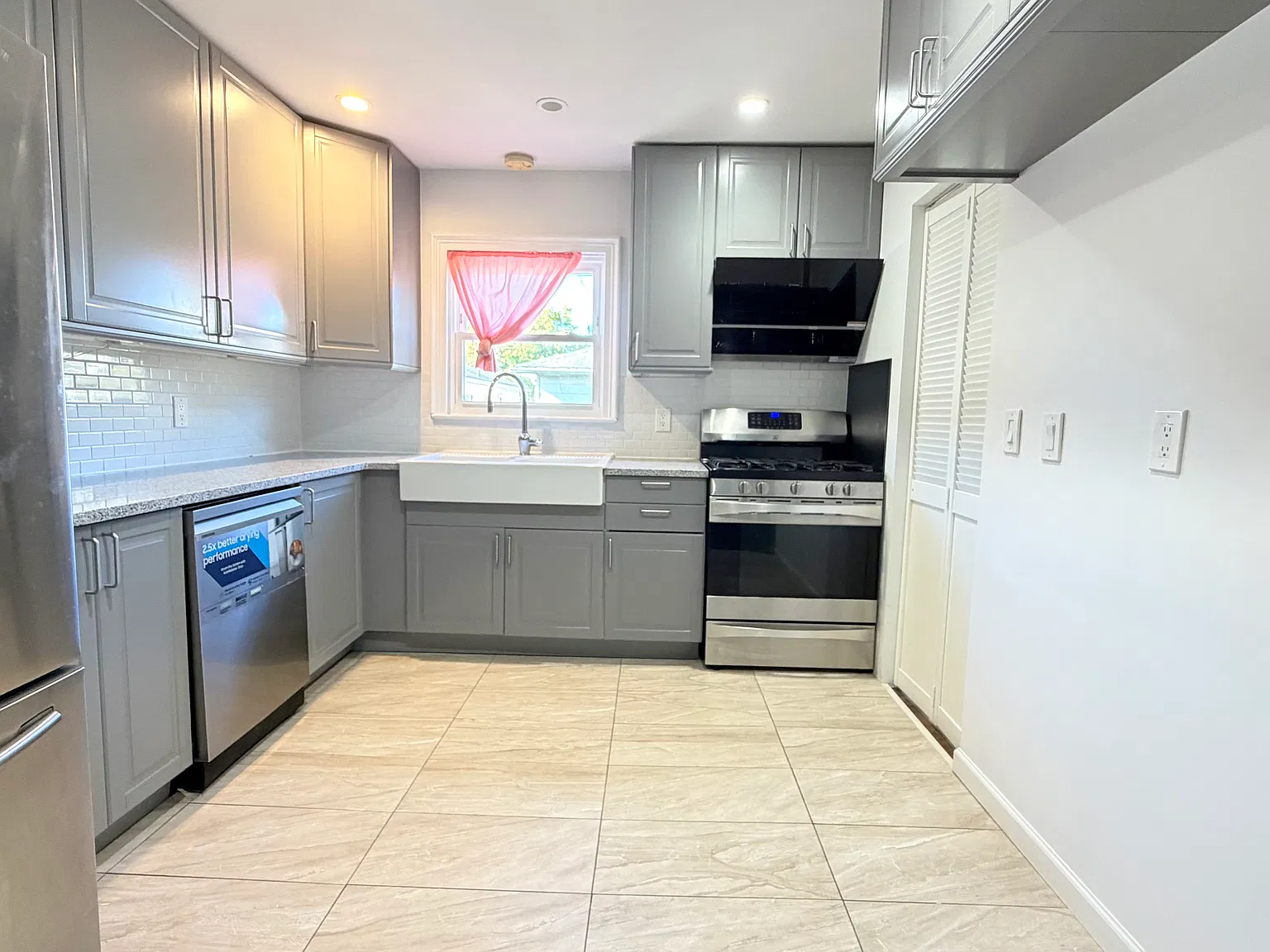 4 bed, 2200 sqft, $5,300 — Photo 2