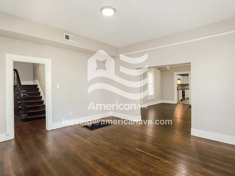 1090687_001_living_room_2.jpg