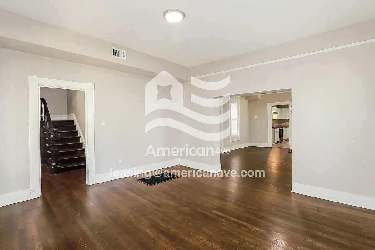 1090687_001_living_room_2.jpg - 525 Walnut St