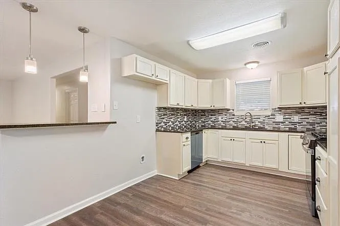 2025 Lenamon St — Photo 12