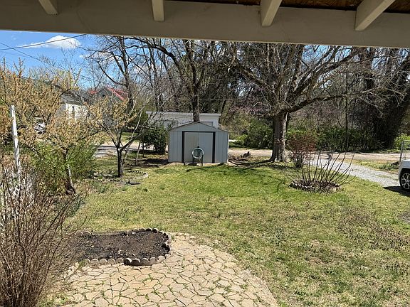 2nd image of 905 Cumberland Dr