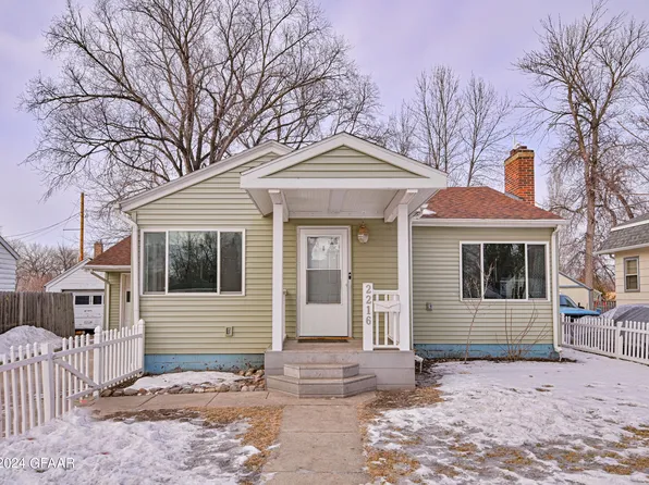 2216 4th Ave N, Grand Forks, ND 58203