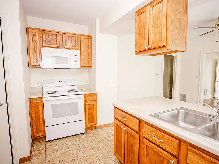1554 Oak St #203 — Photo 14