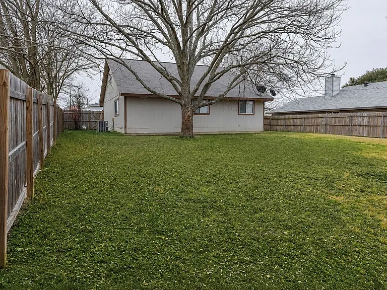 2213 Dickens Dr — Photo 16