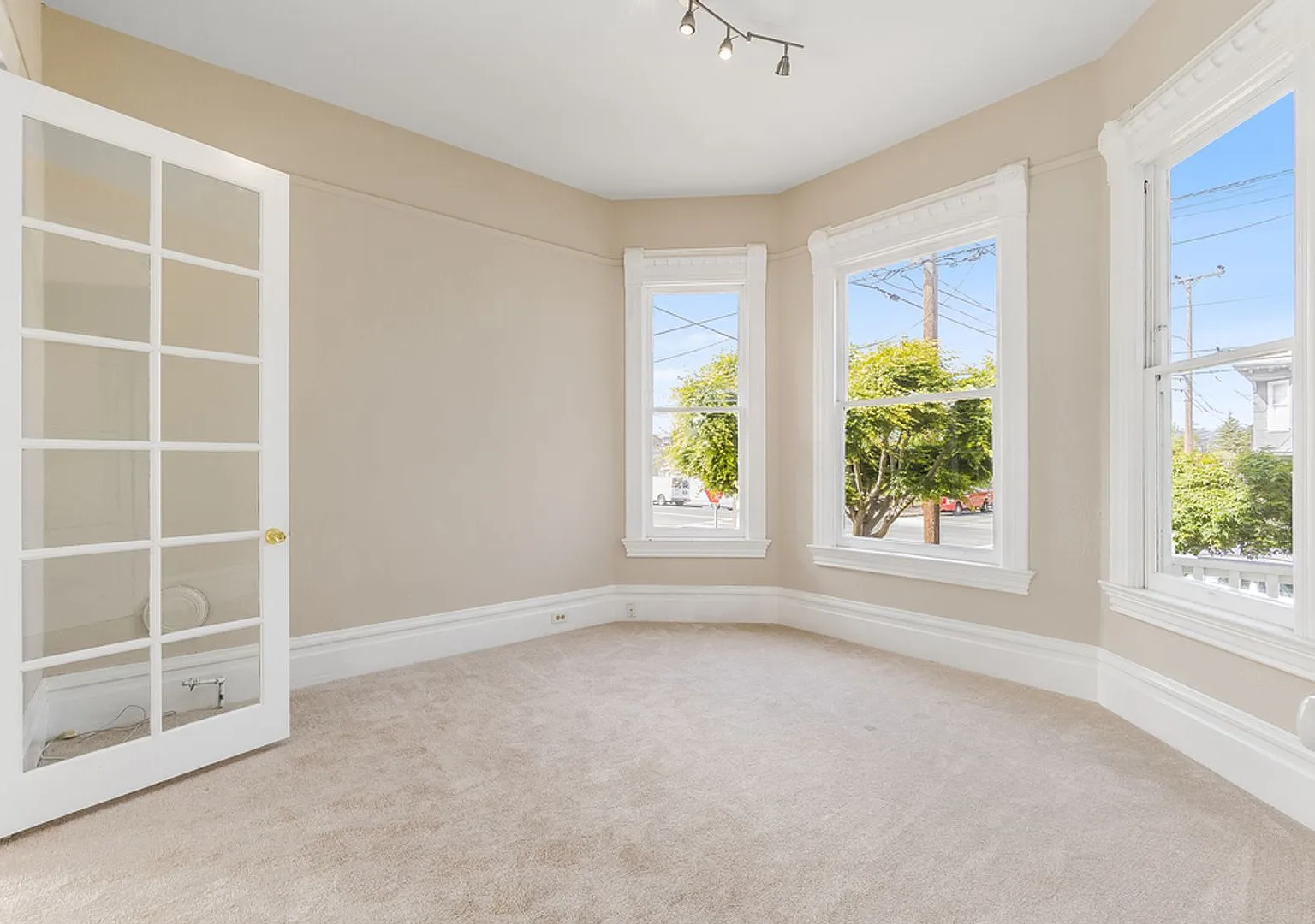 1718 Lincoln Ave - 1 bedroom | 1 bath | Lower front unit — Photo 2
