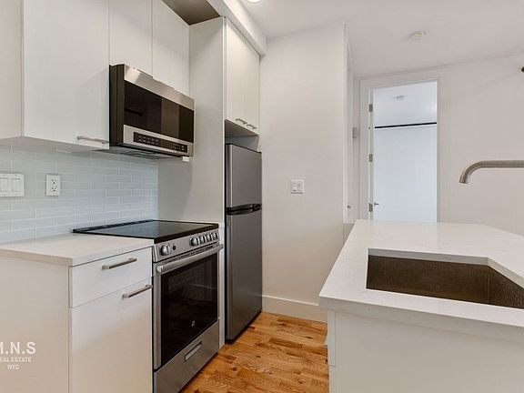 3rd image of 975 Washington Ave #3C