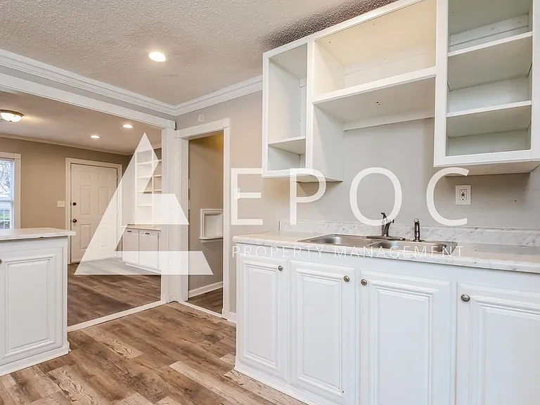 1252 N Braden Ave — Photo 2