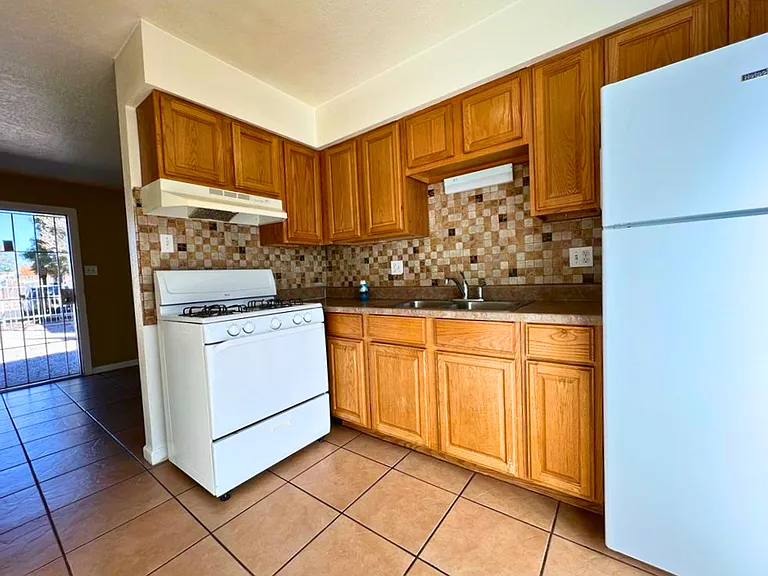 3204 Comanche Rd NE — Photo 3