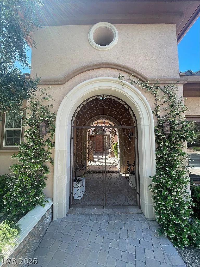 2 bed, 2.5 bath, 3654 sqft, $4,500 — Photo 2