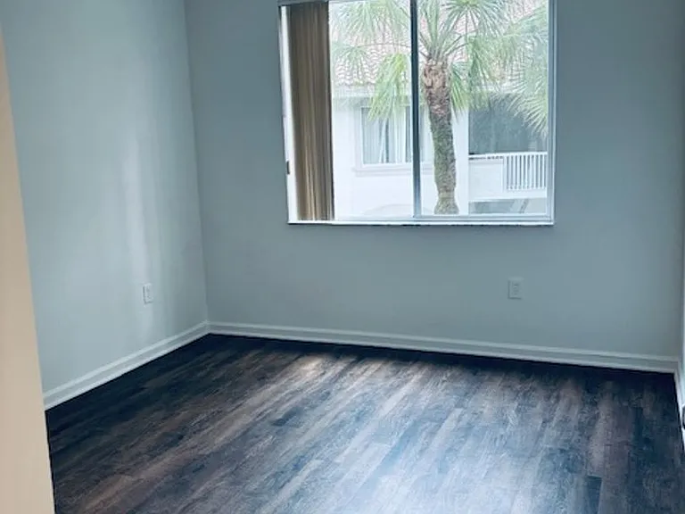 The Mirage Apartments — Photo 31