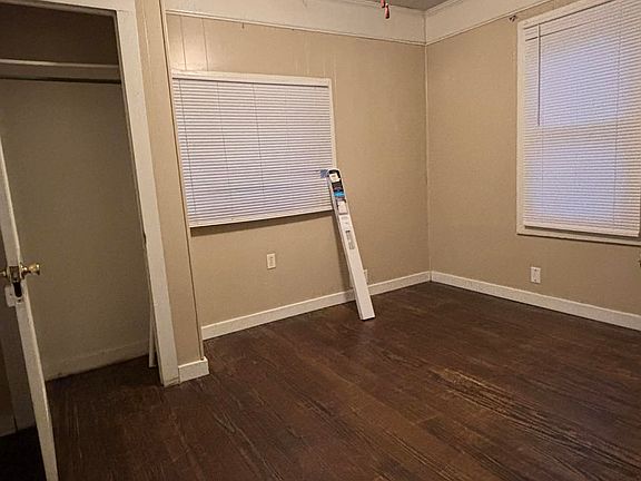 4th image of 815 Dennis Ave