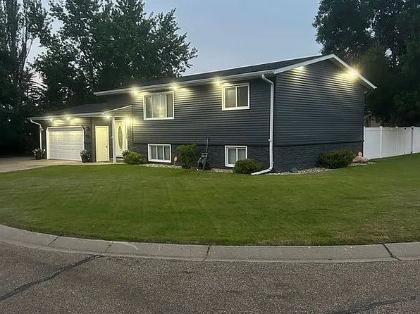 1220 Bluegrass Ln, Hazen, ND 58545