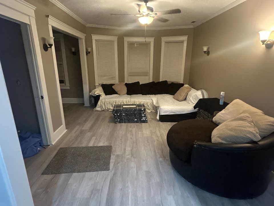 2nd image of 2923 Sheridan St