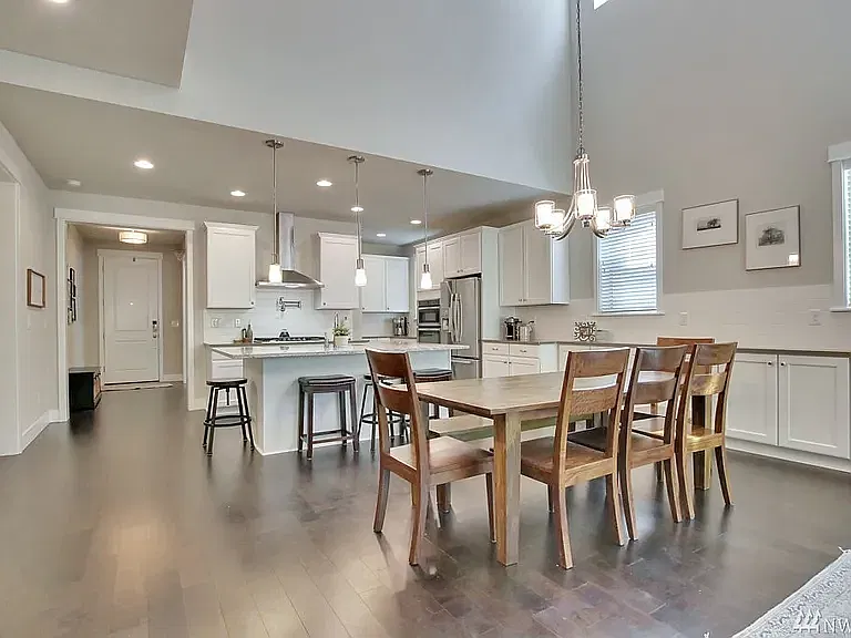 5 bed, 3292 sqft, $1,050 — Photo 2
