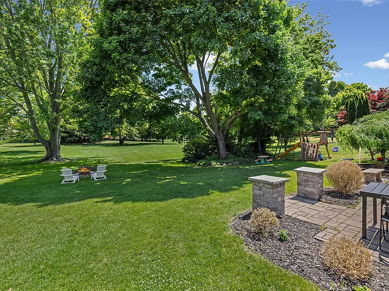 16610 Old Bedford Rd — Photo 46